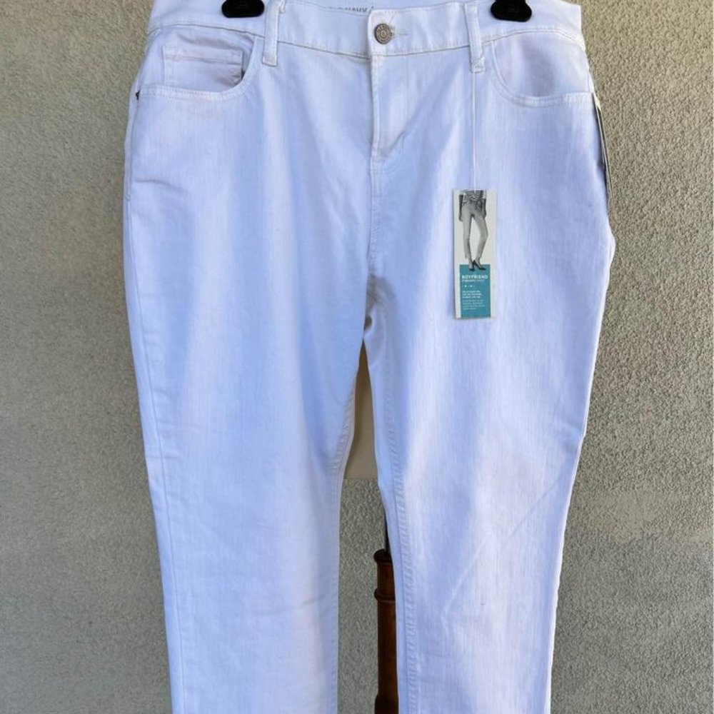 NEW White Old Navy Woman’s Boyfriend Straight Jeans Size 14
